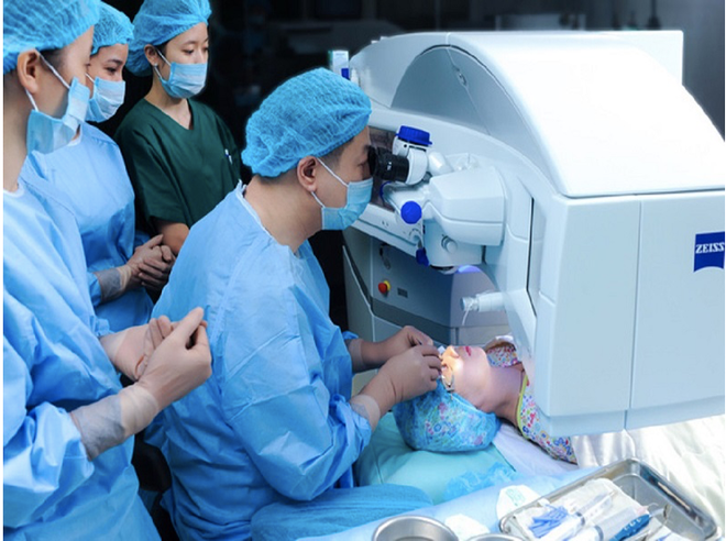 Bác sỹ thực hiện phương pháp Relex Smile giúp bệnh nhân lấy lại mắt sáng chỉ sau 23 giây. (Ảnh: PV/Vietnam+) Chuyên gia phân tích về các phương pháp phẫu thuật cận thị ảnh 1