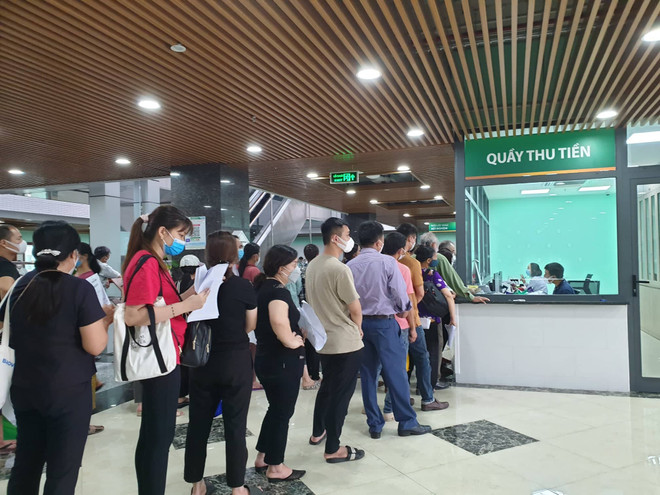 Quầy thu tiền viện phí tại một bệnh viện, người bệnh xếp hàng đông đúc. (Ảnh: PV/Vietnam+) Sợ “bóng ma” tham nhũng: Khi người làm quản lý phải nhìn nhận lại ảnh 3