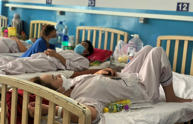 Bệnh nhân mắc sốt xuất huyết đang được điều trị tại Bệnh viện Bệnh Nhiệt đới Thành phố Hồ Chí Minh. (Ảnh: Đinh Hằng/TTXVN) Ghi nhận hơn 113.000 ca mắc sốt xuất huyết và 39 trường hợp tử vong ảnh 1