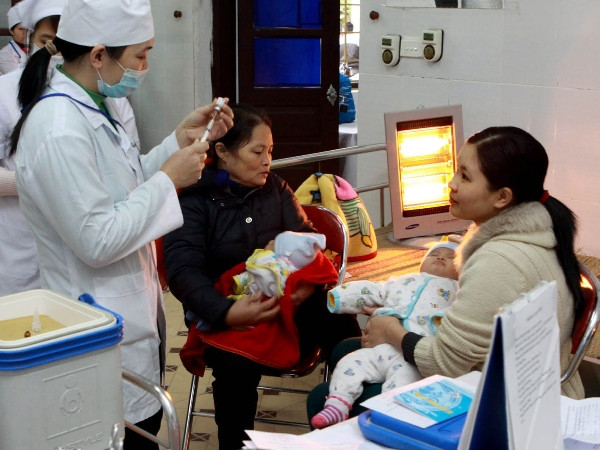 Nhân viên y tế thực hiện tiêm chủng cho trẻ. (Ảnh: Dương Ngọc/TTXVN) Tránh đưa thông tin phiến diện về tiêm chủng mở rộng ảnh 1
