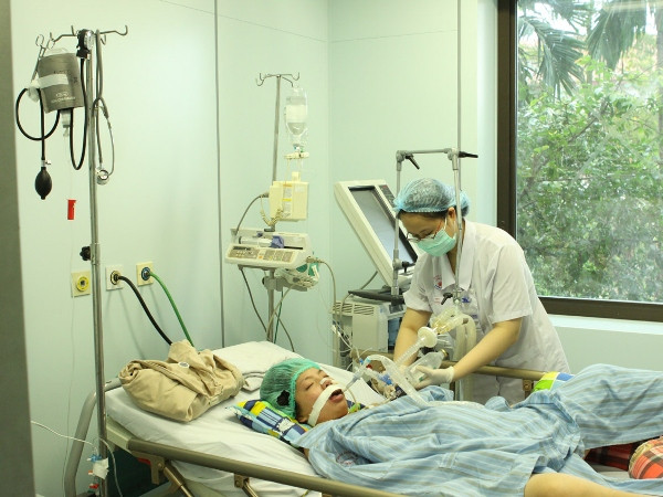 Bác sỹ điều trị cho bệnh nhân bị viêm phổi nặng do cúm A/H5N1. (Ảnh: Trần Anh Tuấn/TTXVN) Ca tử vong đầu tiên do bệnh cúm A/H5N1 năm 2014 ảnh 1