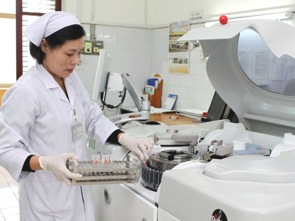 Nhân viên y tế sử dụng máy sinh hóa tự động hiện đại trong xét nghiệm. (Ảnh: TTXVN) Giám sát chặt hoạt động nhập khẩu trang thiết bị y tế ảnh 1