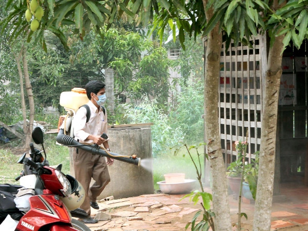 Cán bộ y tế phun hóa chất khử trùng phòng ngừa các loại dịch bệnh. (Ảnh: Dương Ngọc/TTXVN) Chùm ca bệnh cúm xuất hiện ở Hà Nội không đáng lo ảnh 1