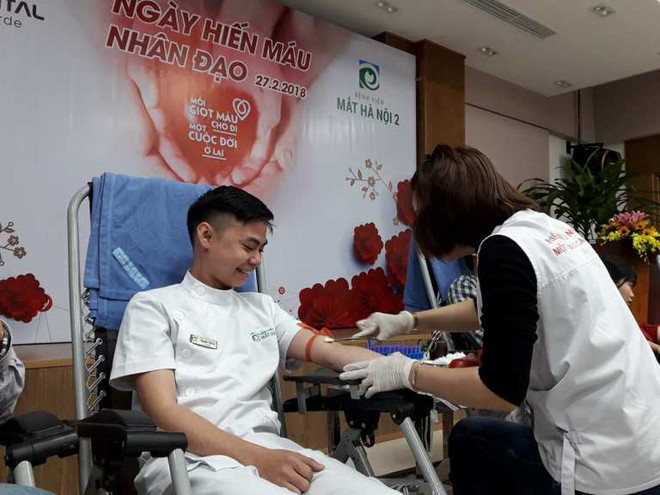 Nhiều cán bộ y tế hiến máu cứu sống người bệnh trong ngày 27/2 ảnh 1