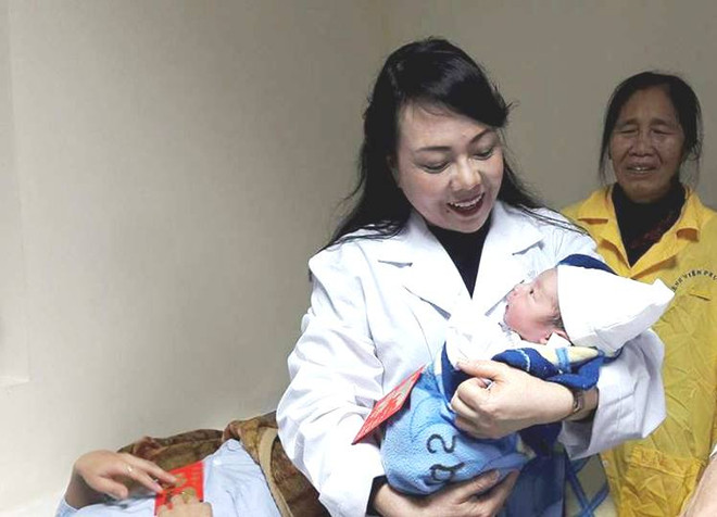 Bộ trưởng Bộ Y tế kiểm tra công tác trực Tết đêm Giao thừa ảnh 3