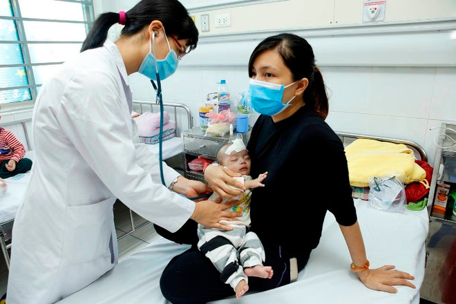 Bác sỹ chăm sóc và điều trị cho trẻ tại Bệnh viện Nhi Trung ương. (Ảnh: Dương Ngọc/TTXVN) Thành lập Trung tâm sàng lọc sơ sinh và quản lý bệnh hiếm ảnh 1