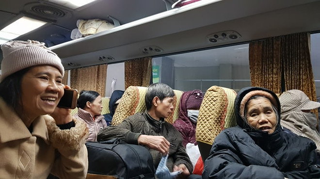 Thêm nhiều chuyến xe nghĩa tình đưa người bệnh về quê ăn Tết ảnh 1