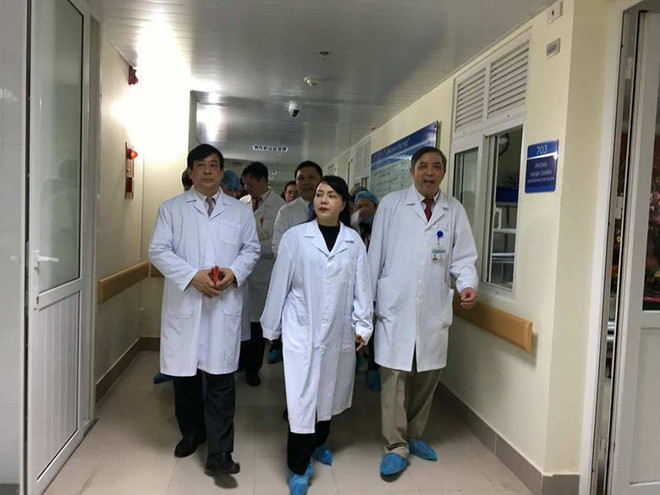 Bộ trưởng Bộ Y tế kiểm tra công tác trực Tết đêm Giao thừa ảnh 2