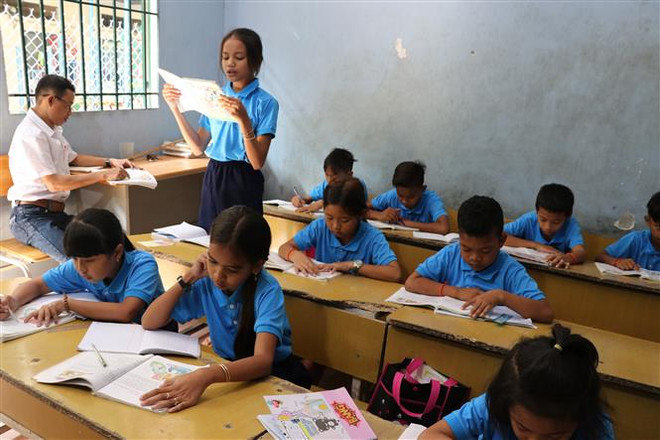 Lớp học cho học sinh người dân tộc Khme. (Ảnh: Đức Hạnh/TTXVN) Việt Nam là quốc gia đông dân thứ ba Đông Nam Á và thứ 15 thế giới ảnh 2