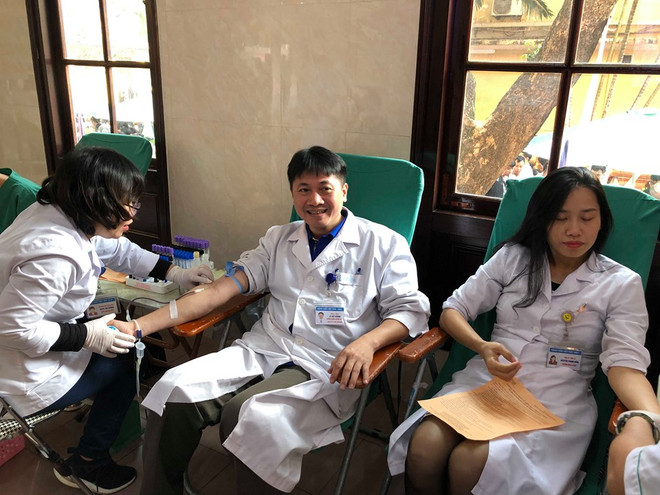 Chương trình “Blouse trắng - Trái tim hồng” thu về gần 400 đơn vị máu ảnh 1