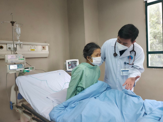 Nhiều trường hợp người lớn và trẻ nhỏ nhập viện sau khi khỏi COVID-19 ảnh 1