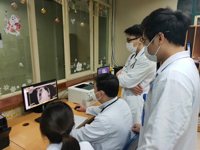 Nhiều trường hợp người lớn và trẻ nhỏ nhập viện sau khi khỏi COVID-19 ảnh 2