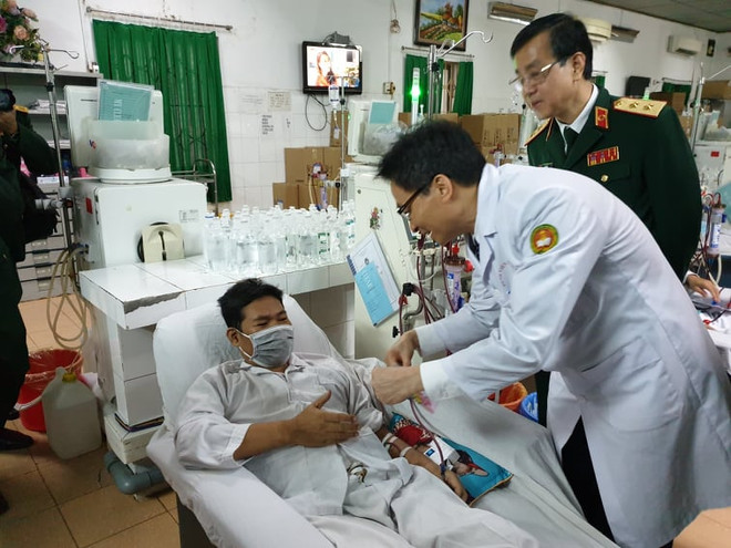 Phó thủ tướng Chính phủ Vũ Đức Đam đã đến thăm hỏi và tặng quà bệnh nhân đang điều trị tại Bệnh viện Quân y 103. (Ảnh: T.G/Vietnam+) Phó Thủ tướng Vũ Đức Đam tặng quà Tết cho các bệnh nhân ảnh 1