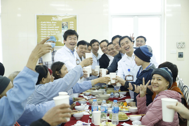 Xúc động bữa cơm tất niên cùng người bệnh ung thư tại bệnh viện ảnh 2
