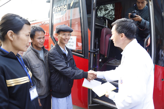 Chuyến xe yêu thương - mang Tết đến gần với người bệnh ung thư ảnh 2