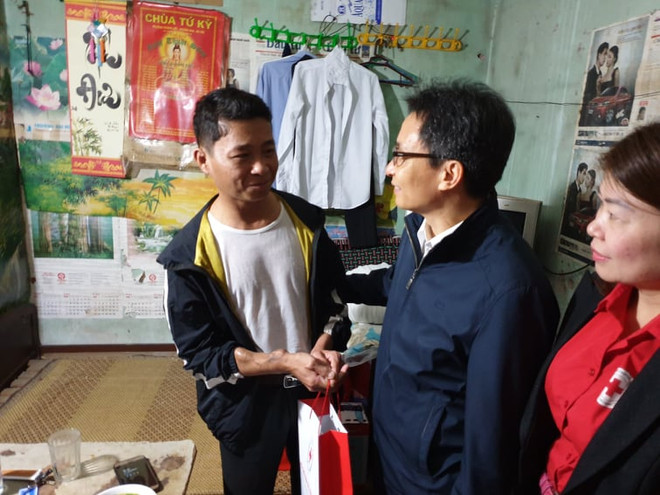 Phó Thủ tướng tặng quà cho các bệnh nhân tại xóm chạy thận Bạch Mai. (Ảnh: T.G/Vietnam+) Phó Thủ tướng Vũ Đức Đam tặng quà Tết cho các bệnh nhân ảnh 2