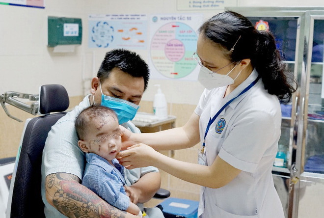 Nghịch bình thủy tinh, bé trai 2 tuổi bị mảnh vỡ cứa khắp mặt ảnh 1