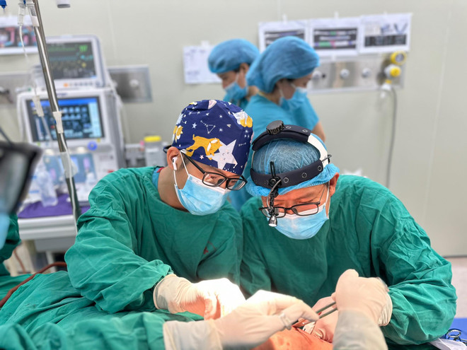 Phẫu thuật cấp cứu thành công bệnh nhi 7 tuổi bị thang tời đập vào mặt ảnh 1