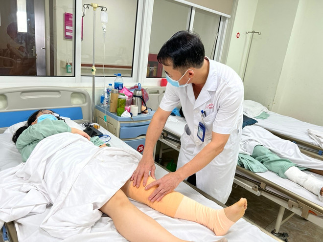 Người bệnh mắc căn bệnh hiếm gặp từ năm 8 tuổi là quá trẻ và chưa rõ nguy nhân và cơ chế sinh bệnh. (Ảnh: PV/Vietnam+) Phẫu thuật nội soi thành công ca bệnh viêm khớp gối hiếm gặp ảnh 2