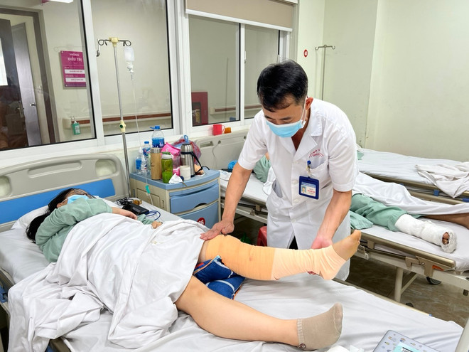 Bác sỹ chăm sóc cho bệnh nhân sau phẫu thuật. (Ảnh: PV/Vietnam+) Phẫu thuật nội soi thành công ca bệnh viêm khớp gối hiếm gặp ảnh 1