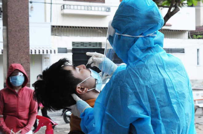 Sinh viên Trường Đại học Kỹ thuật y tế Hải Dương lấy mẫu bệnh phẩm cho người dân. (Ảnh:PV/Vietnam+) Bộ Y tế lập kế hoạch chủ động điều trị 100.000 bệnh nhân COVID-19 ảnh 2