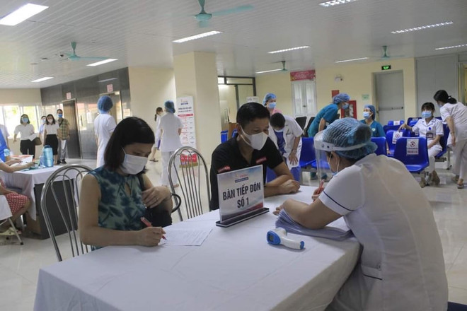 Người dân đăng ký tiêm vaccine. (Ảnh: PV/Vietnam+) Chen lấn tiêm vaccine phòng COVID-19: Những nguy cơ tiềm ẩn ảnh 2