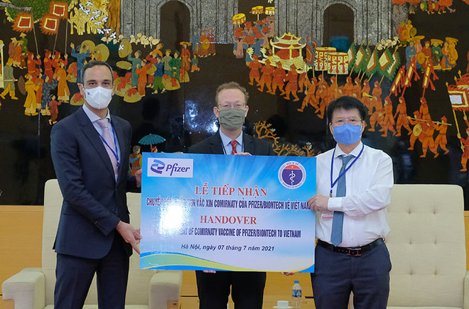 Hơn 97.000 liều vaccine của Pfizer/BioNtech đầu tiên đã về Việt Nam ảnh 2