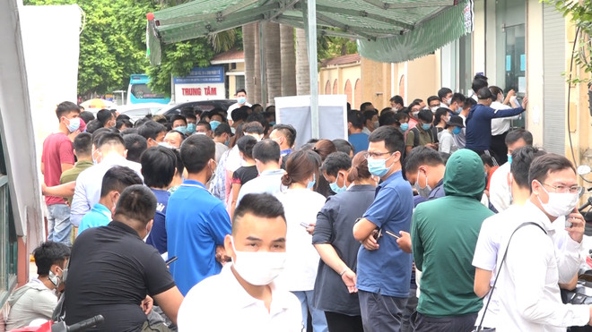 Cảnh chen chúc đi xét nghiệm COVID-19 ở Viện kiểm định Quốc gia vaccine và sinh phẩm y tế quận Hoàng Mai sáng 21/7 (Nguồn: TTXVN phát) Hà Nội: Nhiều nơi làm xét nghiệm COVID-19 thực hiện không nghiêm ảnh 1