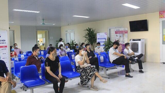Các điểm tiêm vaccine đảm bảo đúng khoảng cách giãn cách. (Ảnh: PV/Vietnam+) Chen lấn tiêm vaccine phòng COVID-19: Những nguy cơ tiềm ẩn ảnh 1