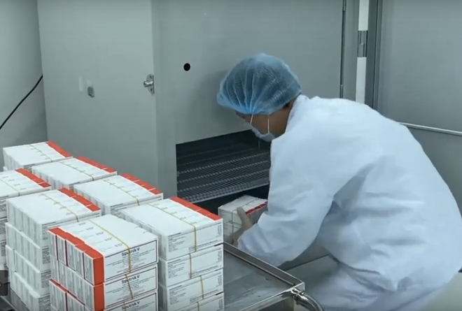 Đóng ống, sản xuất vaccine Sputnik-V tại Vabiotech. (Ảnh: PV/Vietnam+) VN ký kết 3 hợp đồng chuyển giao công nghệ sản xuất vaccine COVID-19 ảnh 1
