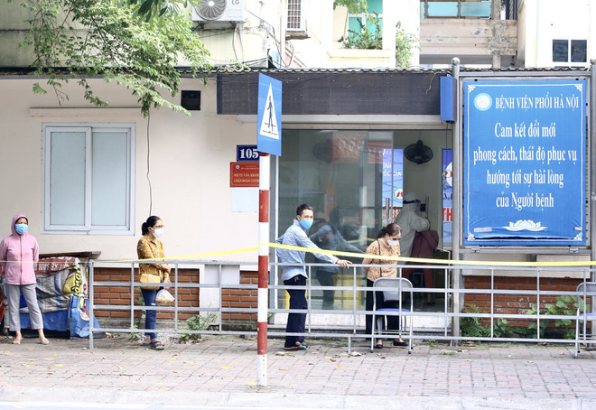 Lấy mẫu xét nghiệm COVID-19 toàn bộ nhân viên, người bệnh tại Bệnh viện Phổi Hà Nội. (Ảnh: Hoàng Hiếu.TTXVN) Hà Nội ban hành quyết định cách ly y tế toàn bộ Bệnh viện Phổi ảnh 1