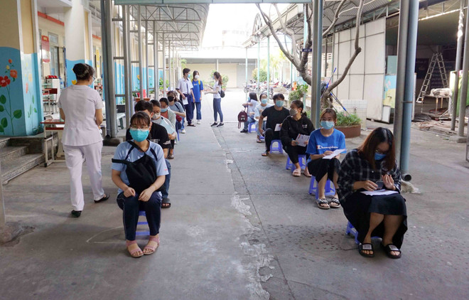 Tụ tập đông người xét nghiệm SARS-CoV-2: Nguy cơ lây lan dịch bệnh ảnh 1