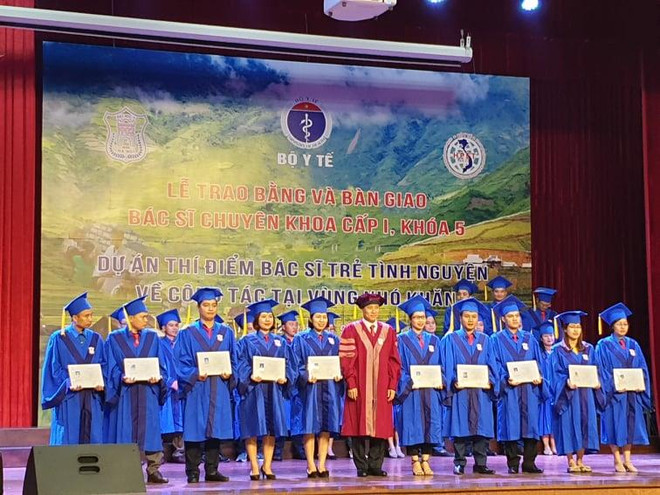 Bàn giao thêm 25 bác sỹ trẻ về công tác tại vùng khó khăn ảnh 1
