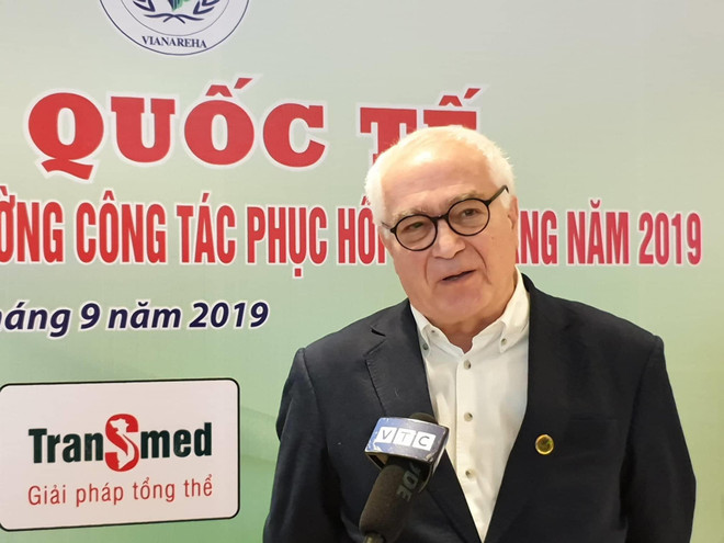 Tiến sĩ Norbert Moos chia sẻ về công tác phục hồi chức năng cho bệnh nhân sau đột quỵ. (Ảnh: PV/Vietnam+) Số người cần chăm sóc phục hồi chức năng ở Việt Nam ngày càng tăng ảnh 3