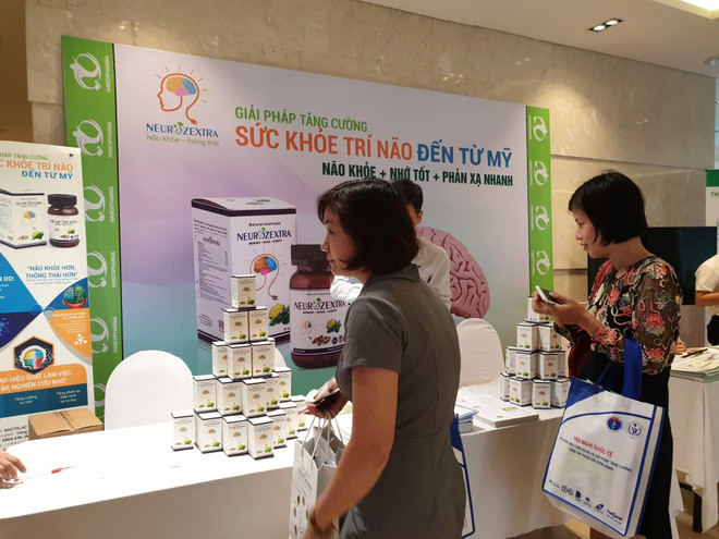 Tham quan các gian hàng tại triển lãm. (Ảnh: PV/Vietnam+) Số người cần chăm sóc phục hồi chức năng ở Việt Nam ngày càng tăng ảnh 5