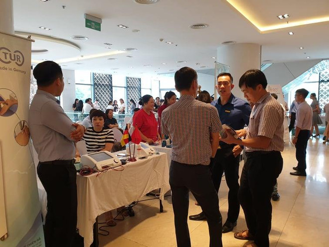 Trao đổi, chia sẻ các thông tin tại triển lãm. (Ảnh: PV/Vietnam+) Số người cần chăm sóc phục hồi chức năng ở Việt Nam ngày càng tăng ảnh 7
