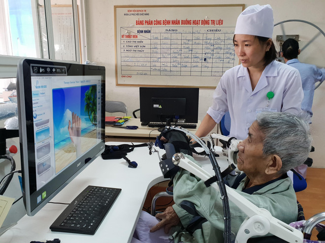 Phục hồi chức năng cho người bệnh với sự hỗ trợ của các thiết bị hiện đại. (Ảnh: T.G/Vietnam+) Số người cần chăm sóc phục hồi chức năng ở Việt Nam ngày càng tăng ảnh 1