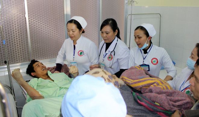 Lực lượng y tế sơ, cấp cứu các nạn nhân. (Ảnh: Đặng Tuấn/ TTXVN) Miễn phí điều trị cho công nhân vụ sập hầm thủy điện Đạ Dâng ảnh 1