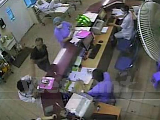 Trong hai năm có 14 vụ hành hung nhân viên y tế nghiêm trọng ảnh 1
