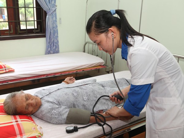 Nhân viên y tế khám chữa bệnh cho người dân. (Ảnh: TTXVN) Bộ Y tế lên tiếng về chủ trương "hãm phanh" đào tạo nhân lực ảnh 1
