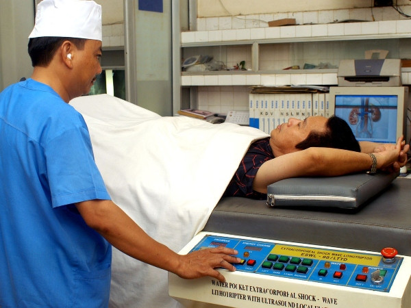 Tán sỏi thận cho người bệnh tại Trung tâm dịch vụ y tế bác sỹ gia đình. (Ảnh: TTXVN) Đẩy mạnh đề án mô hình phòng khám bác sỹ gia đình ảnh 1