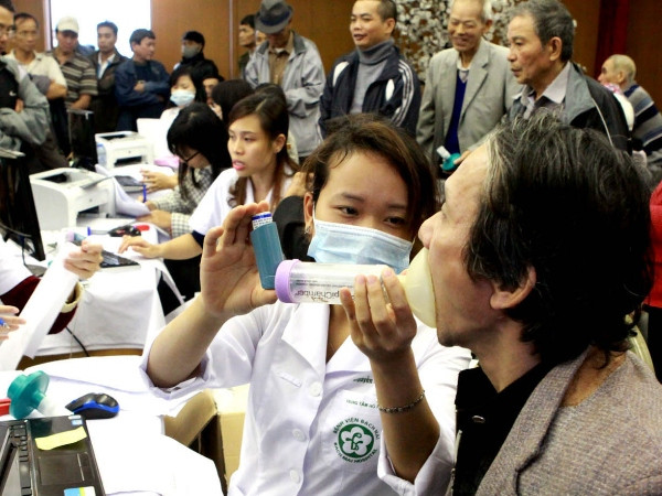 Người mắc bệnh phổi tắc nghẽn mạn tính có xu hướng trẻ hóa ảnh 1