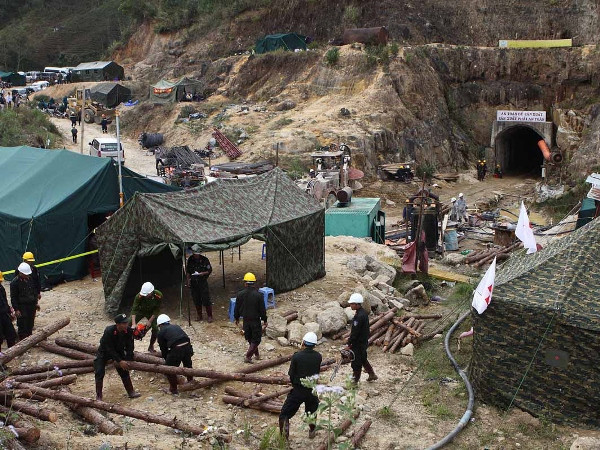 Lập bệnh viện dã chiến cấp cứu kịp thời nạn nhân vụ sập hầm ảnh 1