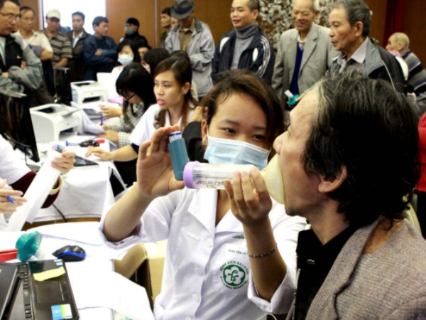 Bệnh viện Bạch Mai khám, tư vấn miễn phí bệnh phổi tắc nghẽn mạn tính ảnh 1