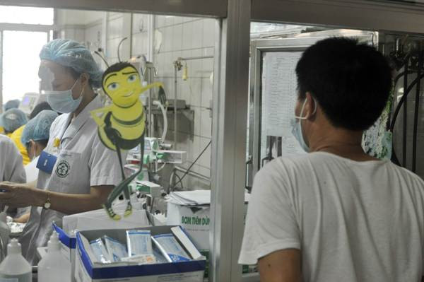 [Photo] Bác sỹ ngày đêm “căng mình” cứu bệnh nhân sởi ảnh 5