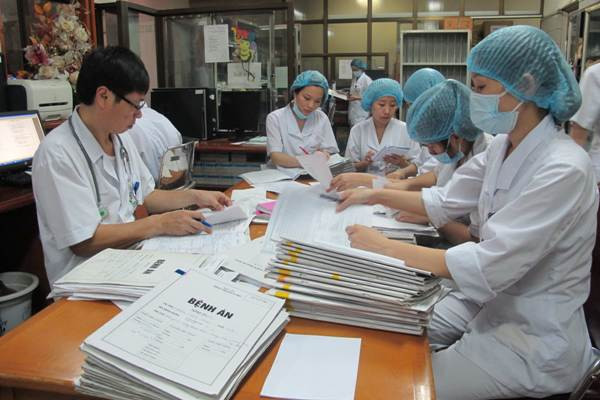 [Photo] Bác sỹ ngày đêm “căng mình” cứu bệnh nhân sởi ảnh 8