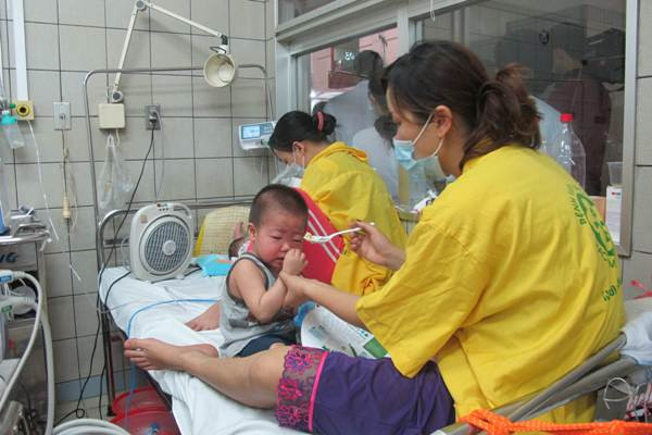 [Photo] Bác sỹ ngày đêm “căng mình” cứu bệnh nhân sởi ảnh 11