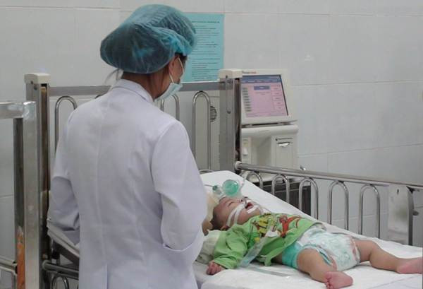 [Photo] Bác sỹ ngày đêm “căng mình” cứu bệnh nhân sởi ảnh 2