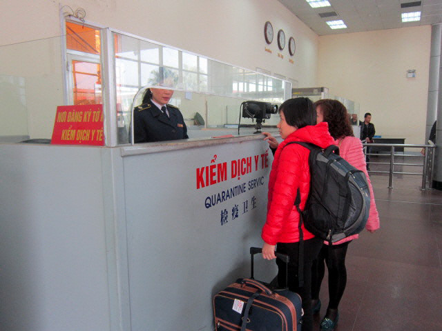 Tăng kiểm dịch y tế để ngăn bệnh hô hấp cấp vào Việt Nam ảnh 1