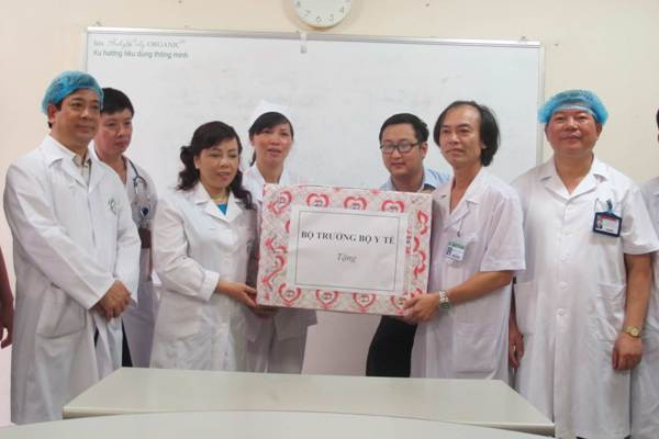 [Photo] Bác sỹ ngày đêm “căng mình” cứu bệnh nhân sởi ảnh 12